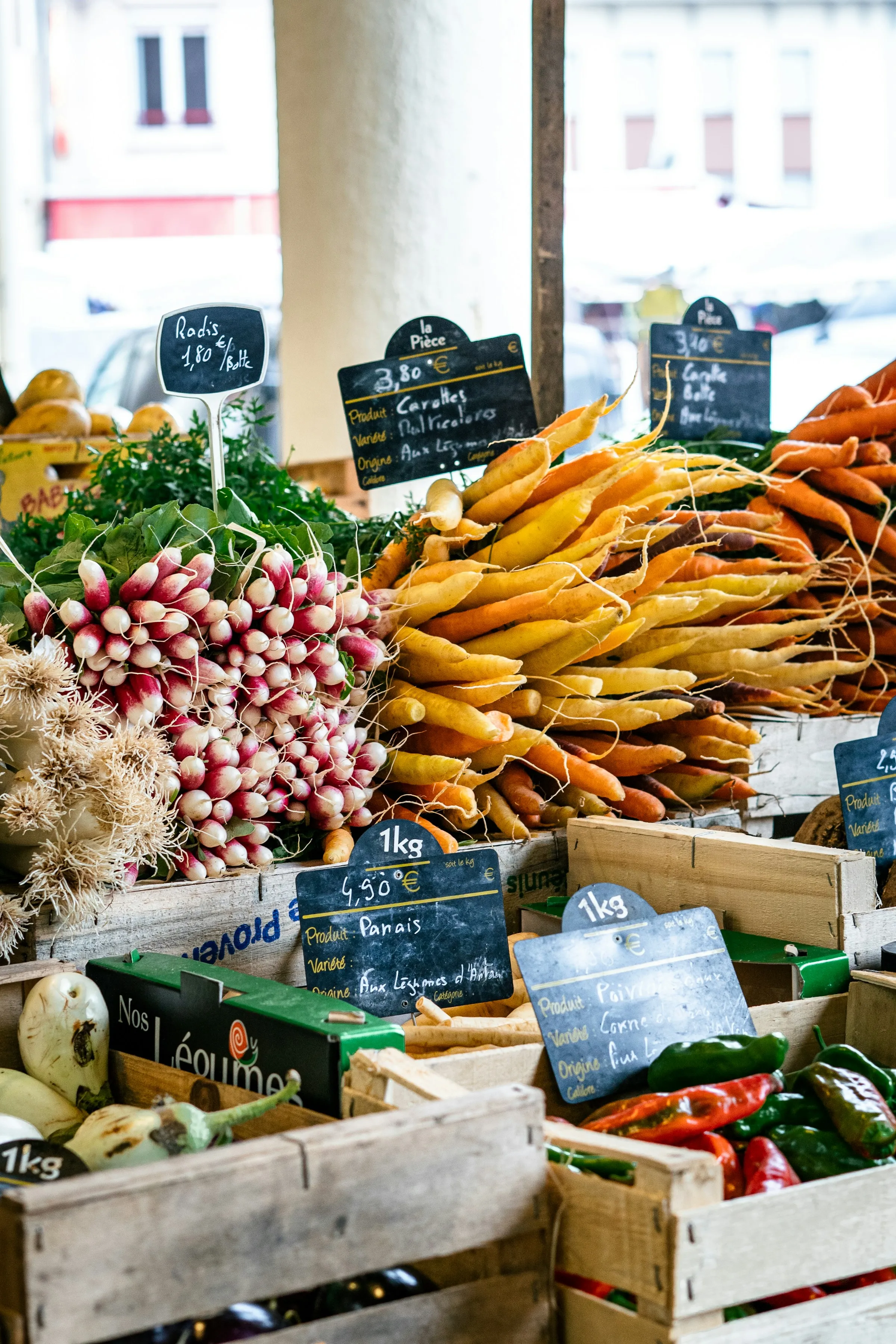 Étal de marché provençal — légumes et fruits exposés, comme un commerce de centre-ville déjà géolocalisé