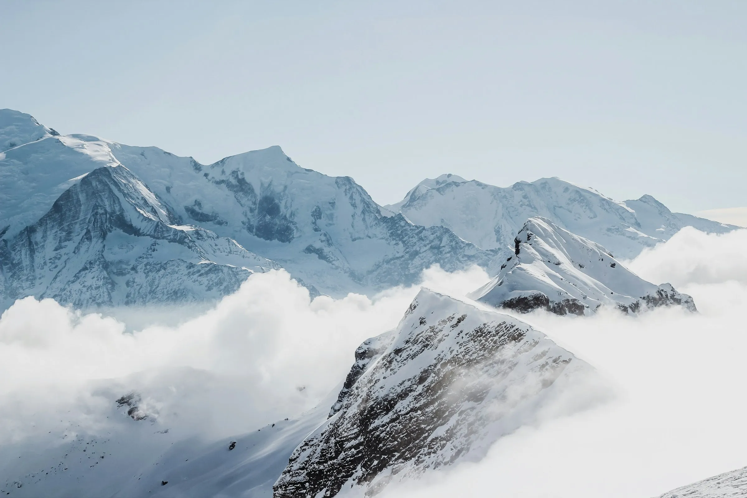 Crêtes alpines sous neige fraîche